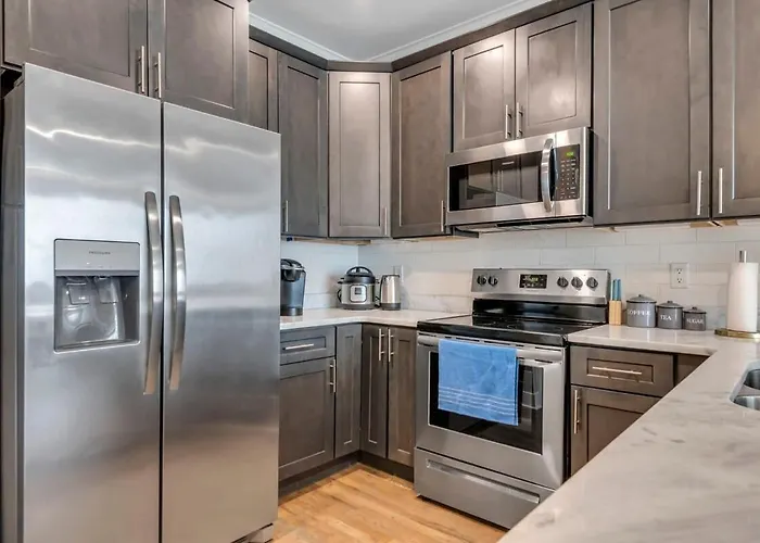 Modern Nations Condo - Walkable - 5 Mi Downtown