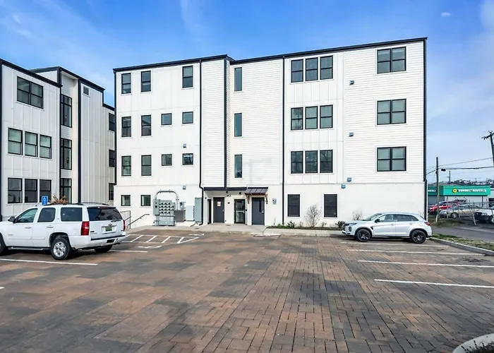 Modern Nations Condo - Walkable - 5 Mi Downtown