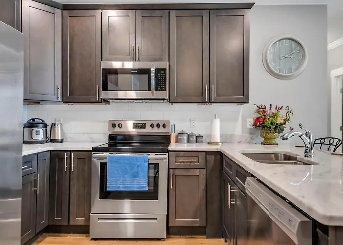 Modern Nations Condo - Walkable - 5 Mi Downtown