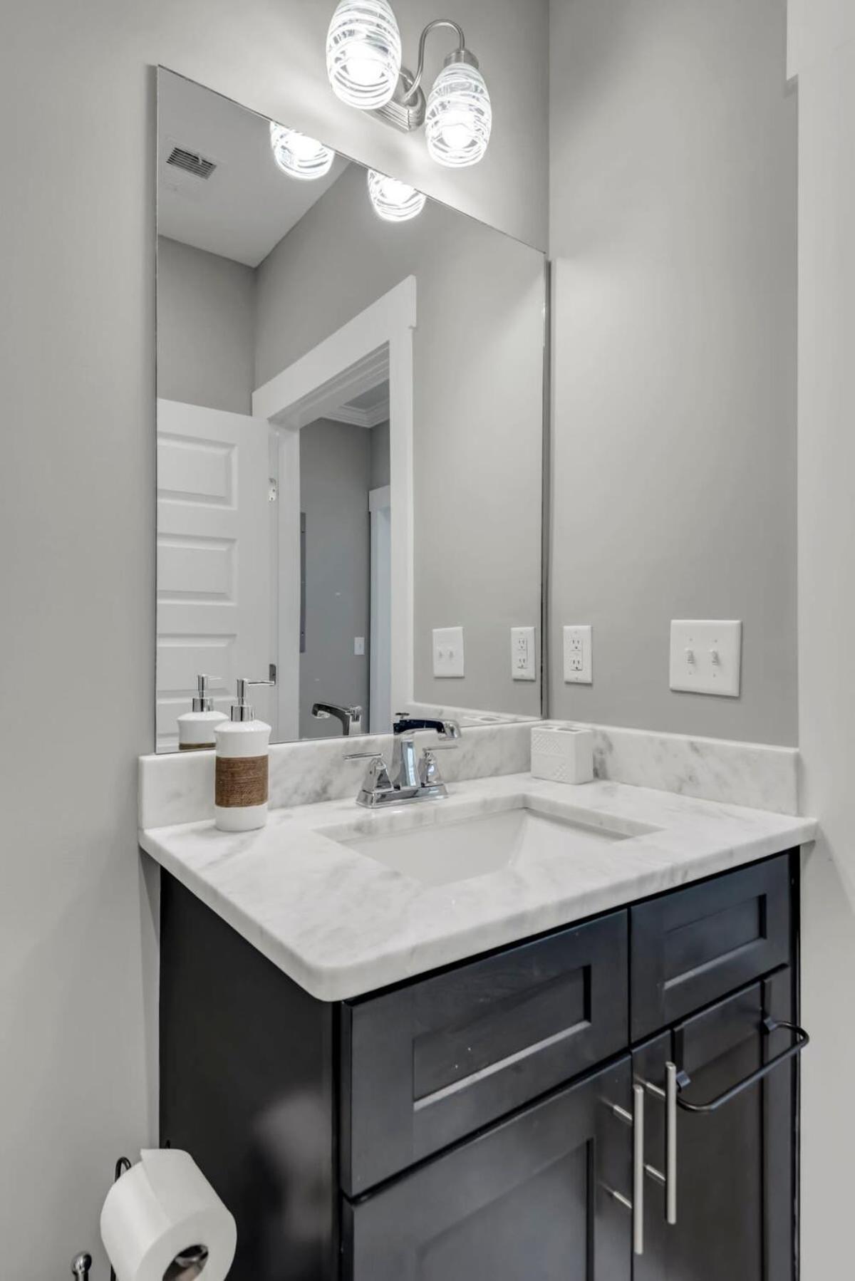 Modern Nations - Walkable - 5 Mi Downtown *