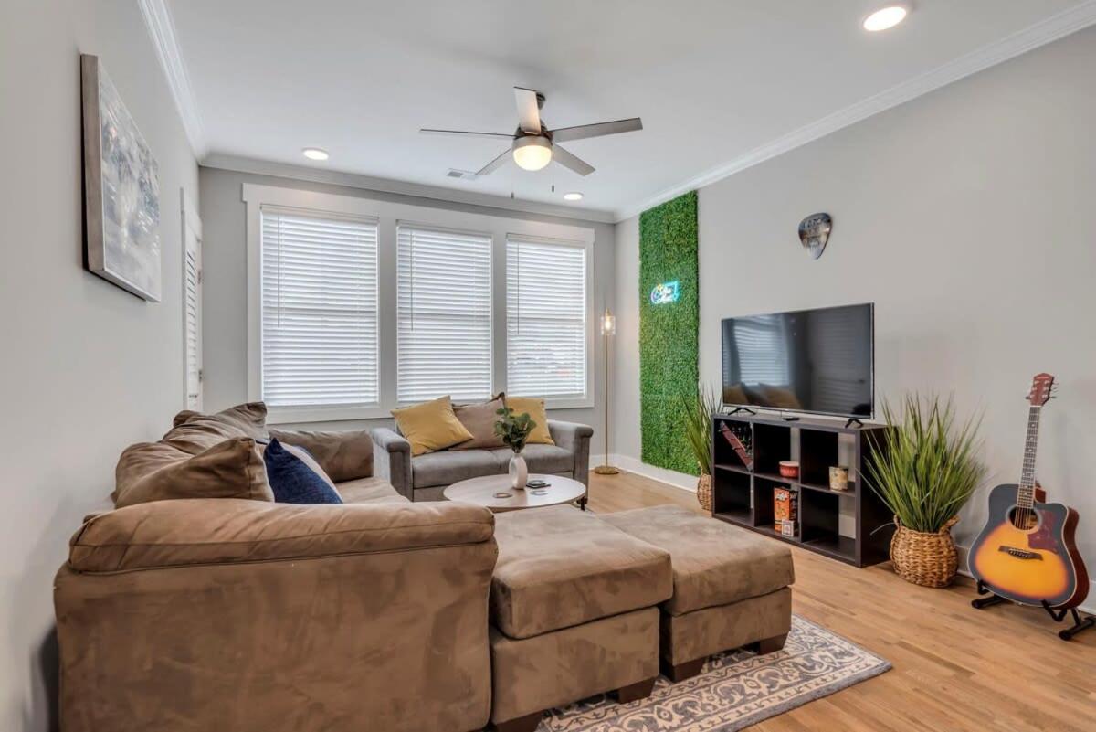 Modern Nations - Walkable - 5 Mi Downtown Ferienhaus
